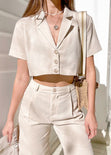 Blusa tipo sastre corto de lino manga corta con cuello y botones color beige para mujer - Flashy