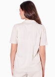 Blusa tipo sastre de lino, manga corta y con bordado en cuello color beige para mujer - Flashy