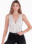 Body sin mangas drapeado con escote cruzado color plateado para mujer - Flashy