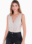 Body sin mangas drapeado con escote cruzado color plateado para mujer - Flashy