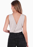 Body sin mangas drapeado con escote cruzado color plateado para mujer - Flashy