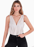 Body sin mangas drapeado con escote cruzado color plateado para mujer - Flashy