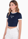 Camiseta crop con bordado, cuello y puños en contraste color azul para mujer - Flashy