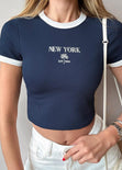 Camiseta crop con bordado, cuello y puños en contraste color azul para mujer - Flashy