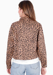 Chaqueta denim con bolsillos y de animal print color café para mujer - Flashy