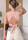 Crop top sin mangas con espalda descubierta y anudado color rosado para mujer - Flashy