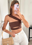 Crop top strapless con cut out y cargadera en diagonal color café para mujer - Flashy