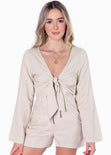 Enterizo de shorts con anudado en escote y manga larga color beige para mujer - Flashy