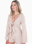 Enterizo de shorts con anudado en escote y manga larga color beige para mujer - Flashy