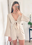 Enterizo de shorts con anudado en escote y manga larga color beige para mujer - Flashy