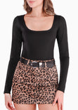 Falda mom tiro alto de denim y animal print color café para mujer - Flashy