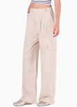 Pantalón en tela tipo lino wide leg con tapas tipo cargo color beige para mujer - Flashy