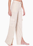 Pantalón recto tipo lino, con bolsillos cargo y abertura en bota color beige para mujer - Flashy