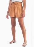 Short de tiro alto con elástico en cintura color camel, café para mujer - Flashy