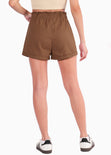 Short tipo lino de tiro alto con elástico en cintura color café para mujer - Flashy
