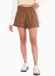 Short tipo lino de tiro alto con elástico en cintura color café para mujer - Flashy