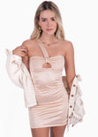 Vestido corto strapless con cargadera color beige para mujer - Flashy