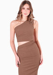Vestido largo de un solo hombro con cut out en costado color café para mujer - Flashy