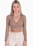 Crop top manga larga con escote en v y anudados color beige para mujer - Flashy