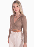 Crop top manga larga con escote en v y anudados color beige para mujer - Flashy
