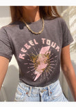 Camiseta estampada "rebel tour" color gris para mujer - Flashy