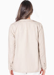 Blazer tipo sastre de lino con bolsillos en frente color beige para mujer - Flashy