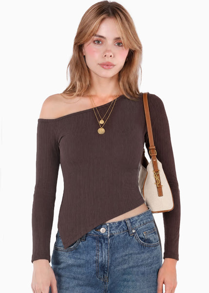 Blusa asimétrica manga larga de color café - BAHIA