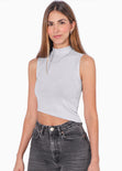 Blusa con cuello alto, sin mangas y ruedo asimétrico color plateado para mujer - Flashy