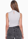 Blusa con cuello alto, sin mangas y ruedo asimétrico color plateado para mujer - Flashy