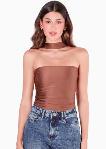 Blusa con leve recogido en costados y cuello tipo gargantilla color café para mujer - Flashy