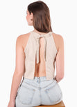 Blusa corta cuello halter con anudado y abertura en espalda color beige para mujer - Flashy