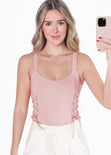 Blusa corta de tiras tipo corset con anudados en costados color rosado para mujer - Flashy
