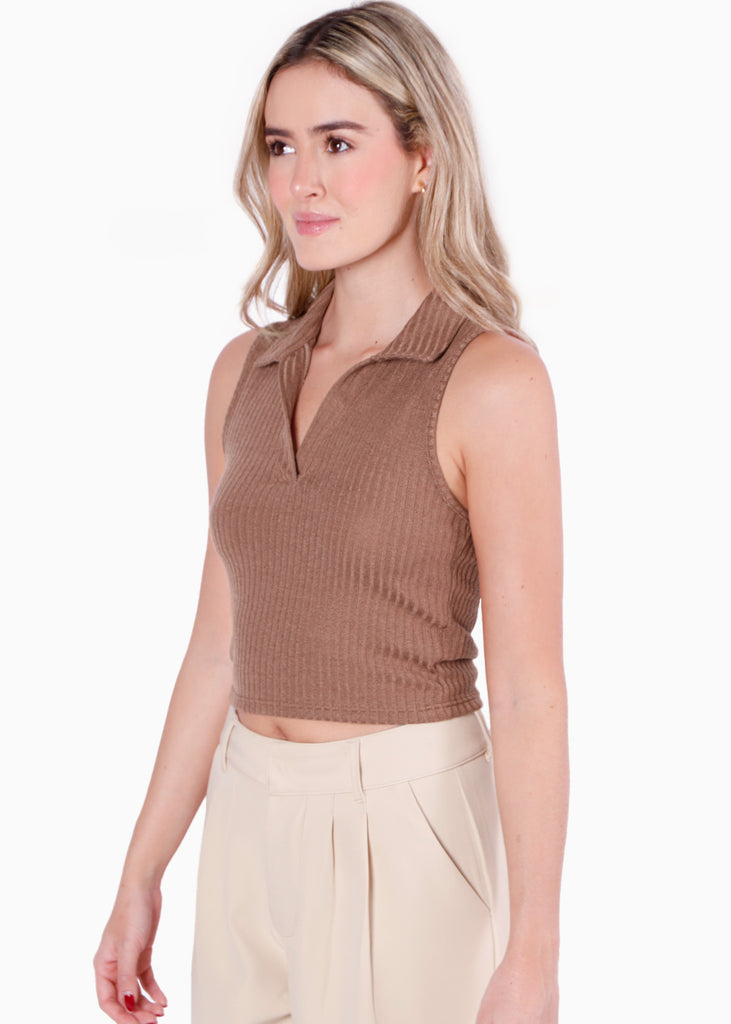 Blusa corta sin mangas y con cuello tipo polo color café para mujer - Flashy