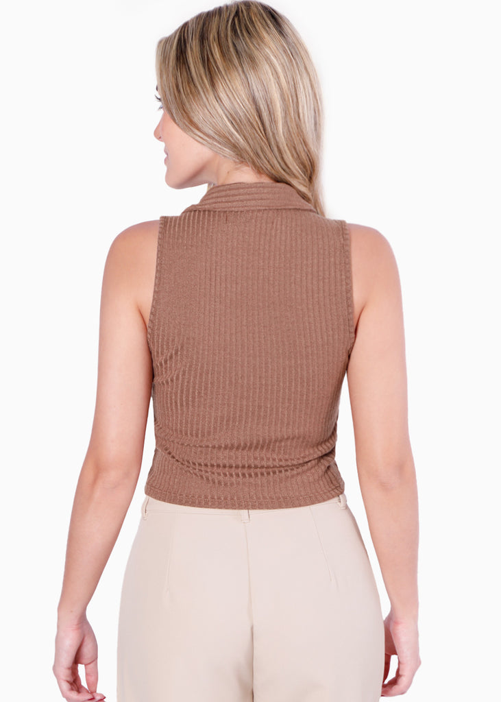 Blusa corta sin mangas y con cuello tipo polo color café para mujer - Flashy
