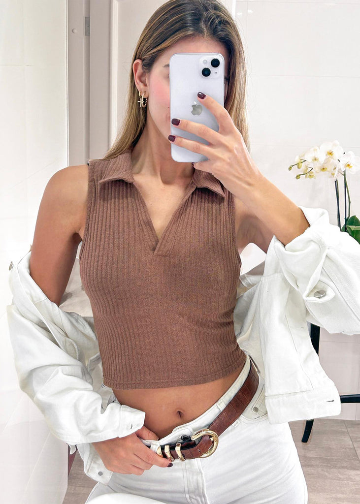 Blusa corta sin mangas y con cuello tipo polo color café para mujer - Flashy