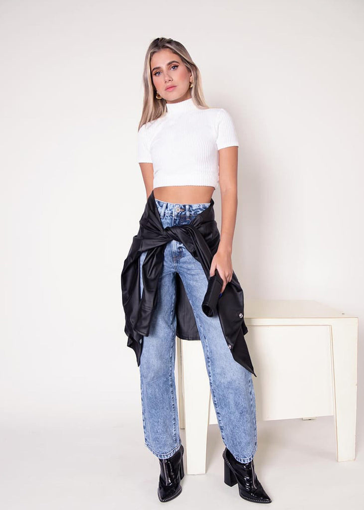 Blusa crop manga corta con cuello alto color marfil, blanco para mujer - Flashy