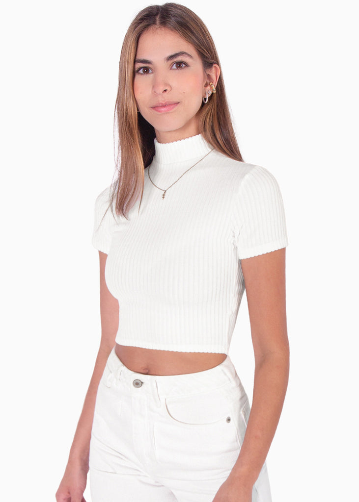 Blusa crop manga corta con cuello alto color marfil, blanco para mujer - Flashy