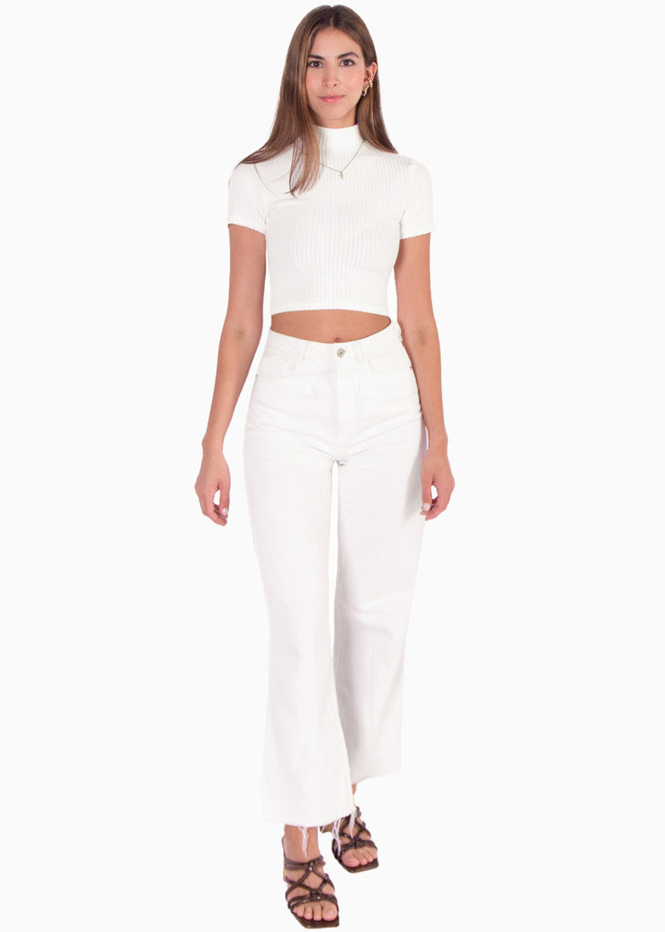 Blusa crop manga corta con cuello alto color marfil, blanco para mujer - Flashy