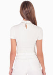 Blusa crop manga corta con cuello alto color marfil, blanco para mujer - Flashy
