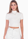 Blusa crop manga corta con cuello alto color marfil, blanco para mujer - Flashy