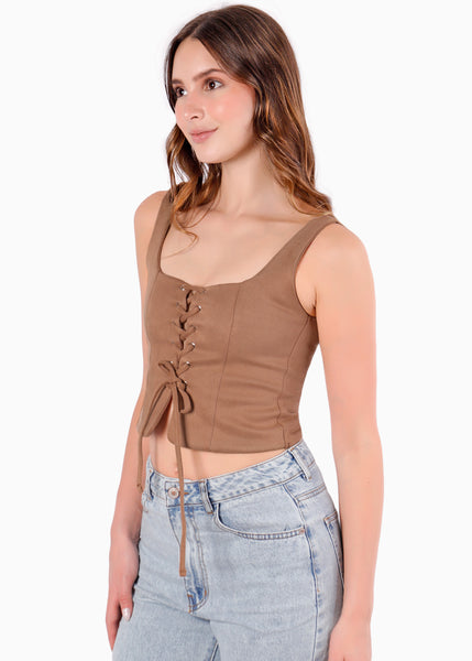 Blusa de tiras con ojaletes y tipo gamuza - KARENINA.CAMEL