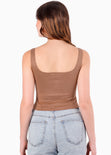 Blusa de tiras con ojaletes y tipo gamuza - KARENINA.CAMEL