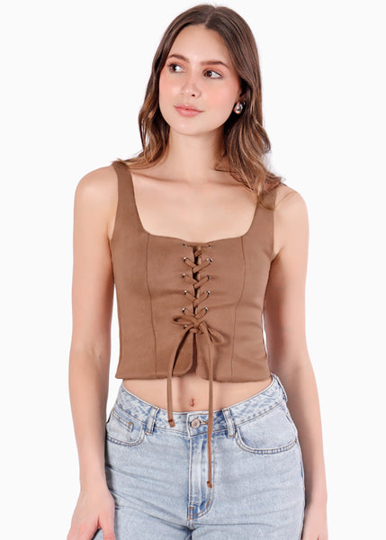 Blusa de tiras con ojaletes y tipo gamuza - KARENINA.CAMEL