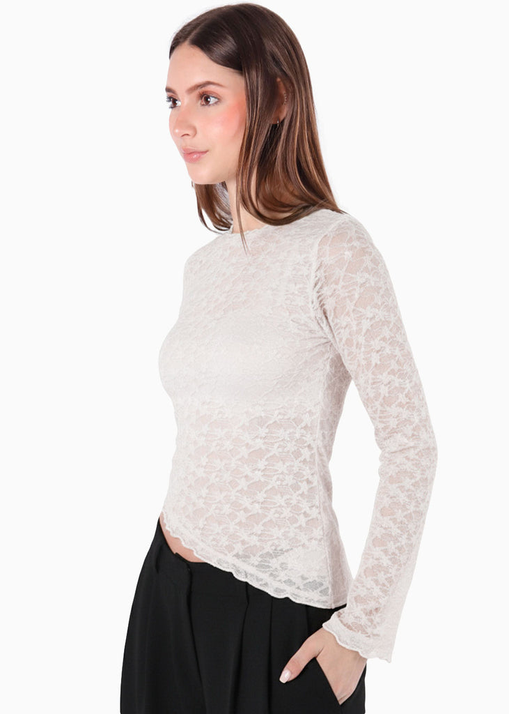 Blusa en encaje con manga campana y ruedo asimétrico - SEGOVIA.MARFIL