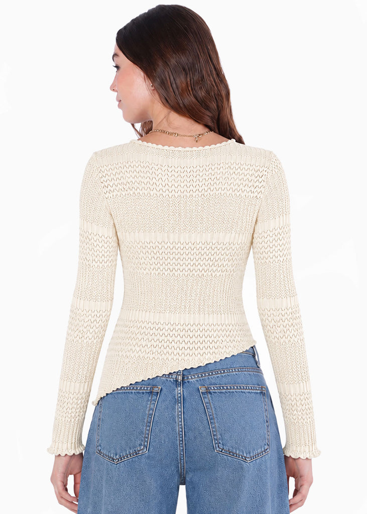 Blusa en encaje con manga campana y ruedo asimétrico - SEGOVIA.MARFIL