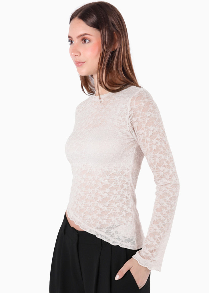 Blusa en encaje con manga campana y ruedo asimetrico - SEGOVIA.VAINILLA