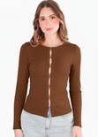 Blusa en rib con vivo en contraste en escote - CINNIA.CAFE