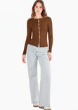 Blusa en rib con vivo en contraste en escote - CINNIA.CAFE