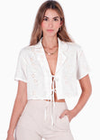 Blusa manga corta con cuello tipo solapa y anudados en frente color blanco, marfil para mujer - Flashy