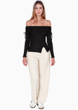 Blusa manga larga con escote off shoulder y recogidos en manga color negro para mujer - Flashy